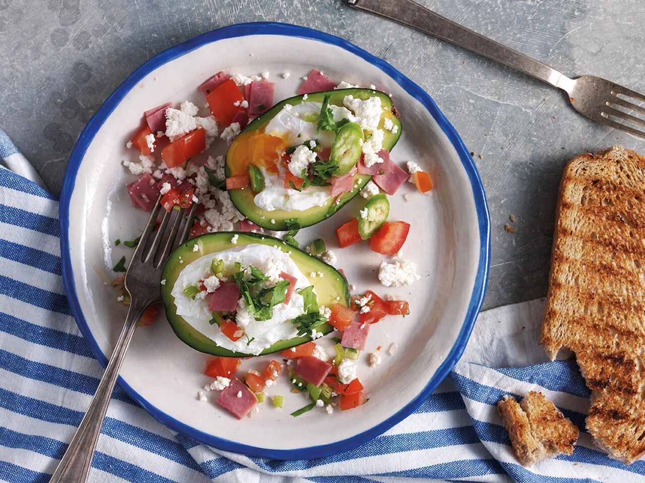 Barca De Huevos Escalfados Y Aguacate