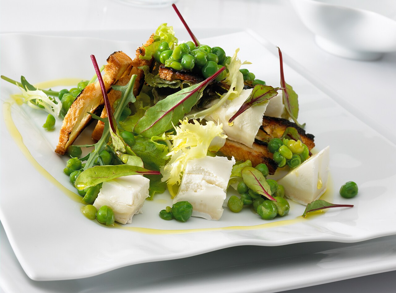 Guisantes crudos en ensalada con queso de cabra Guisantes crudos en ensalada con queso de cabra