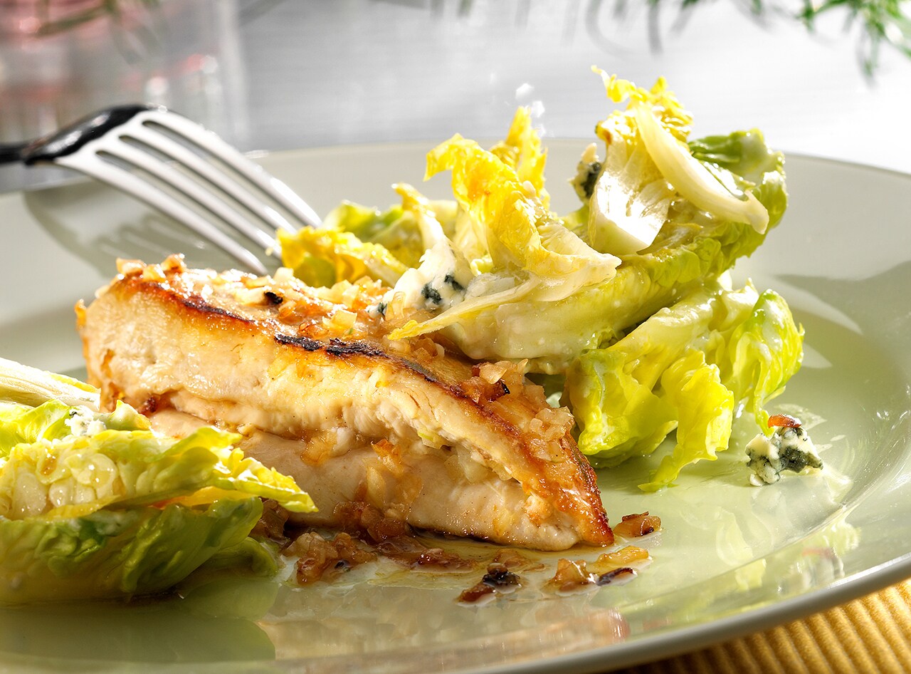 PECHUGAS DE PAVO CON COGOLLOS Y QUESO