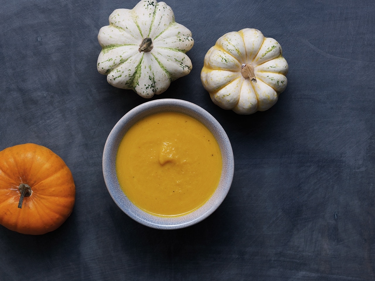 Sopa Fría De Calabaza Y Naranja Con Cúrcuma