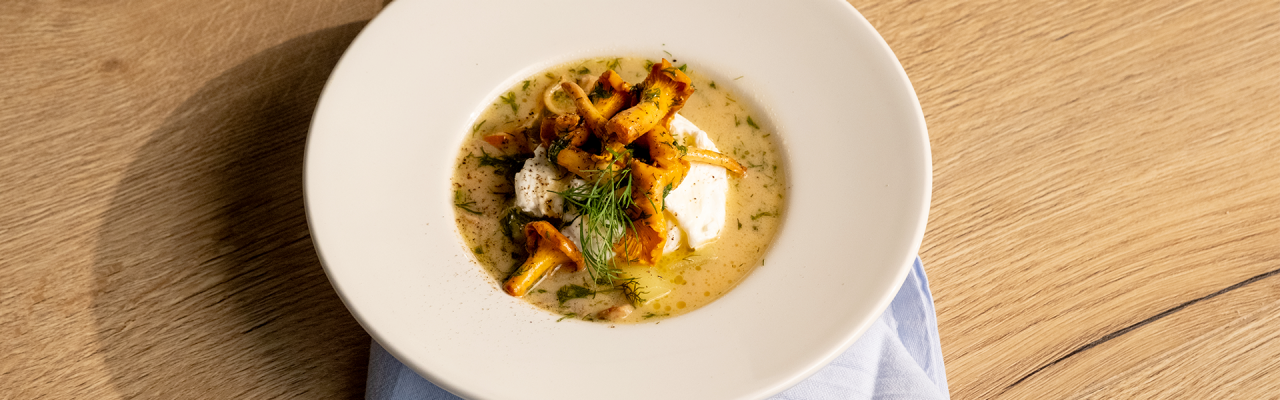 Talíř polévky kulajdy z lesních hub a lišek