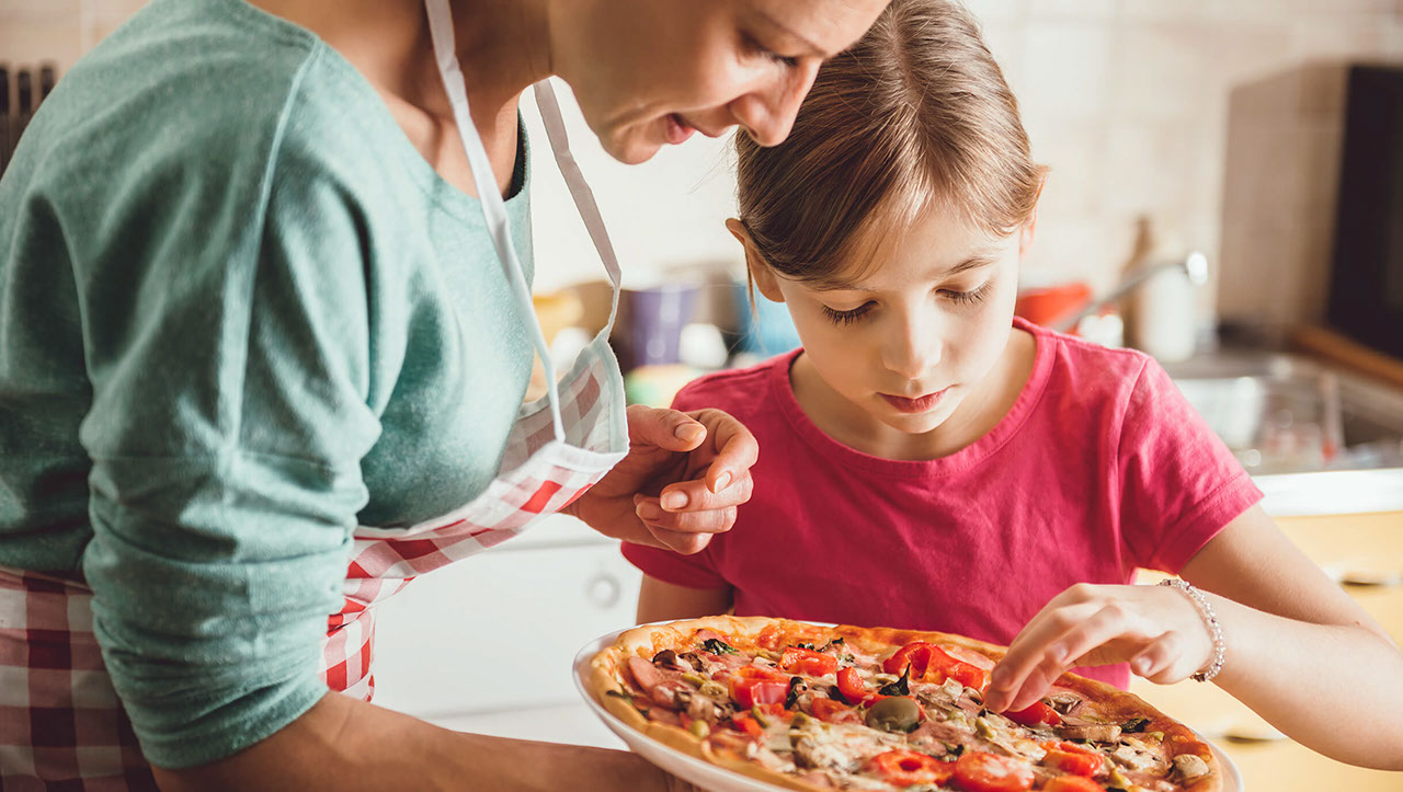 الطهي مع الأطفال لتعليمهم كيفية تحضير الطعام الصحي