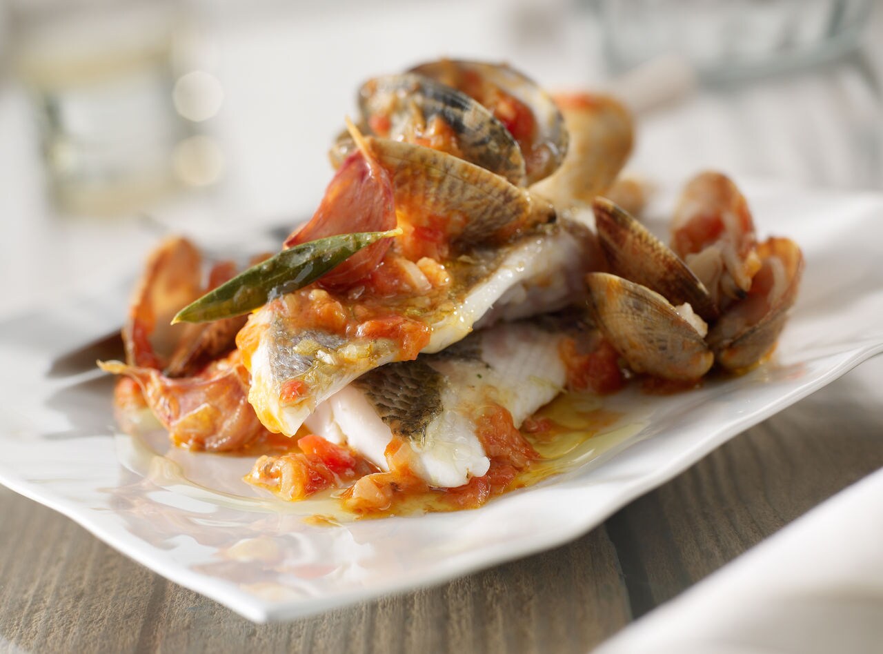 DORADA CON SOFRITO Y ALMEJAS