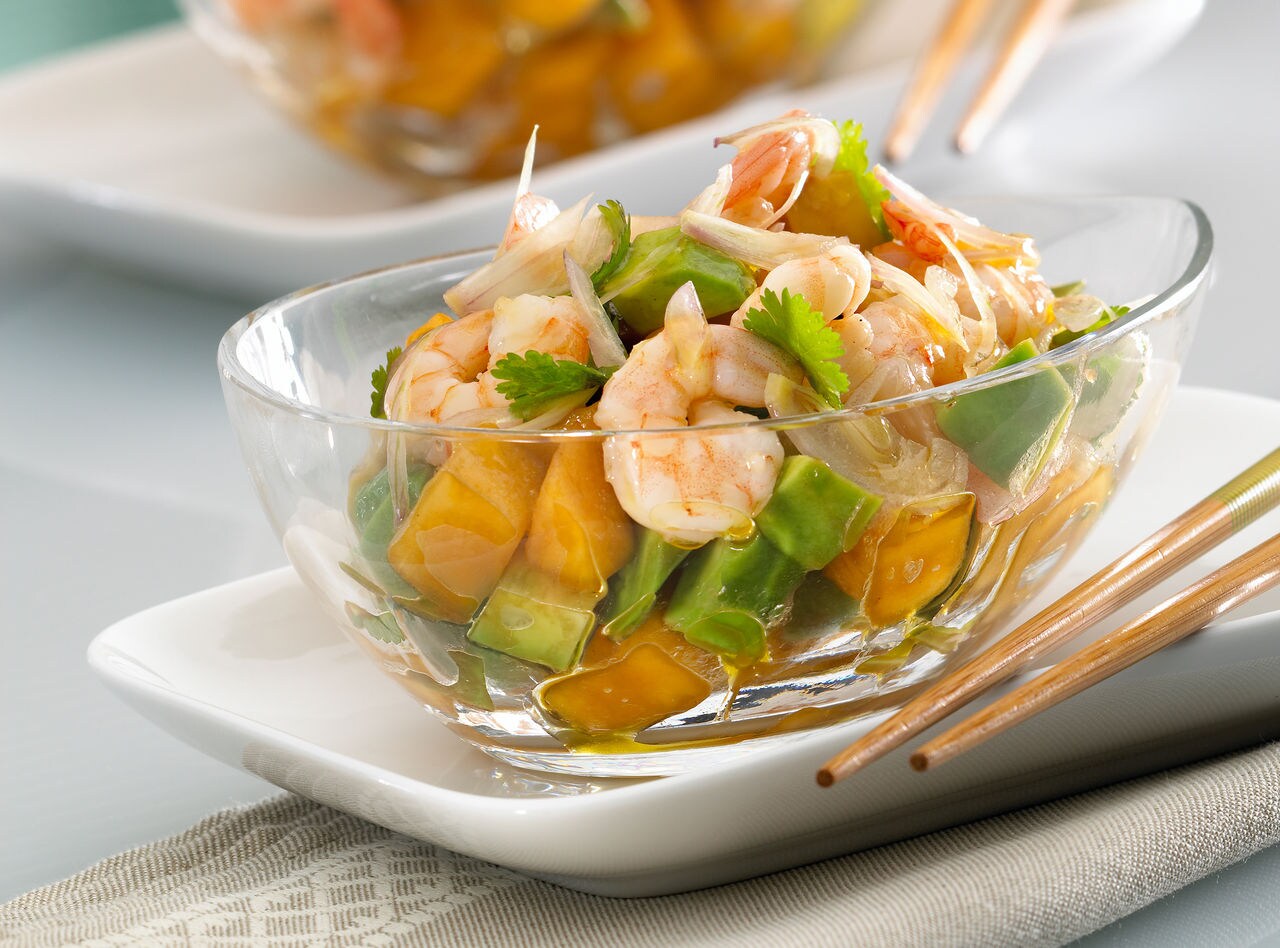 ENSALADA DE CAQUIS, AGUACATES Y GAMBAS