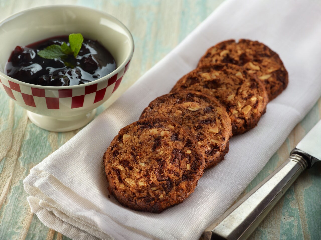 Galletas de Chocolate y avellanas con mermelada de ciruelas