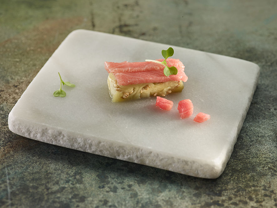 Montadito de berenjena asada con ventresca de atun