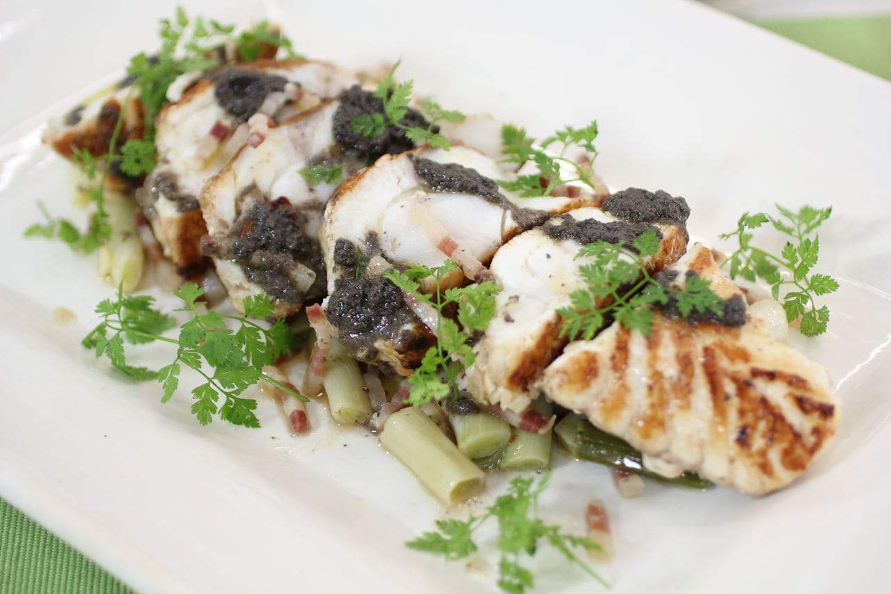 Rape asado con puerros y aceite negro