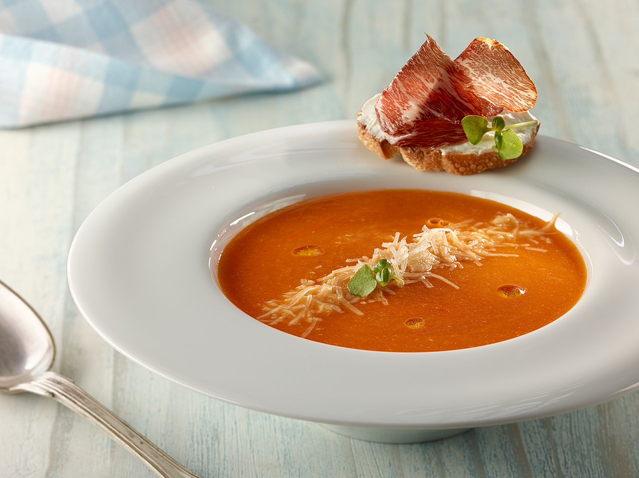 Sopa de tomate con Idiazabal ahumado