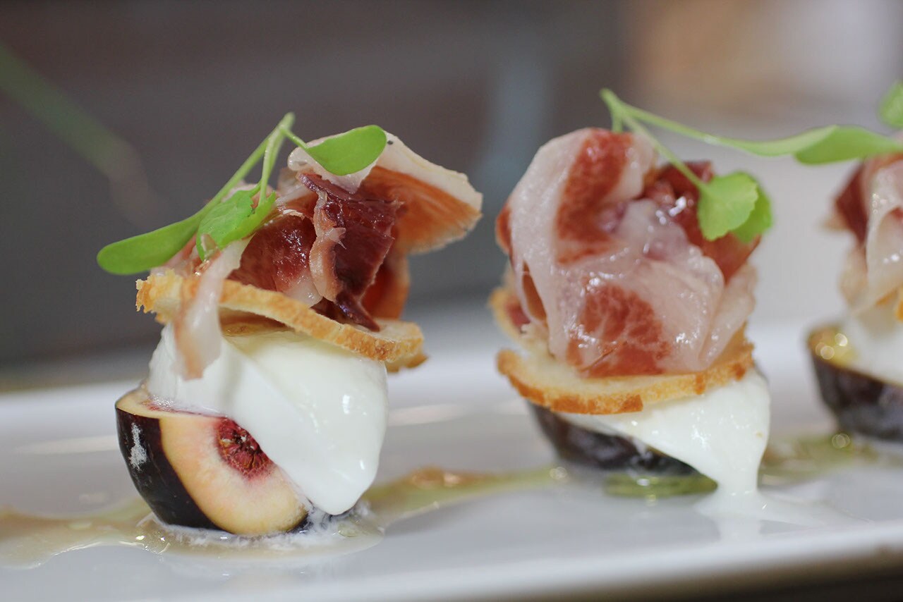 Tosta de higos, mozzarella y jamon