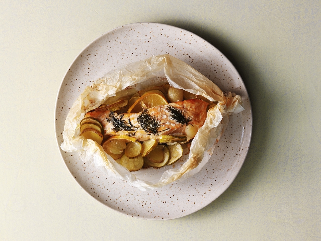 Salmón Al Horno, Patata Y Calabacín En Papillote