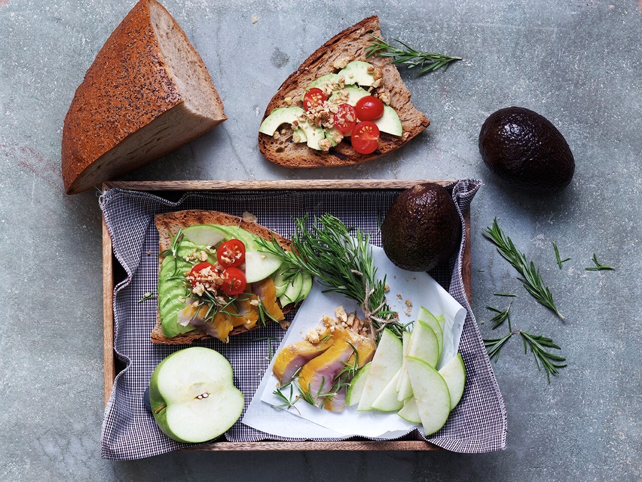Tostada de Aguacate y Salmón Ahumado