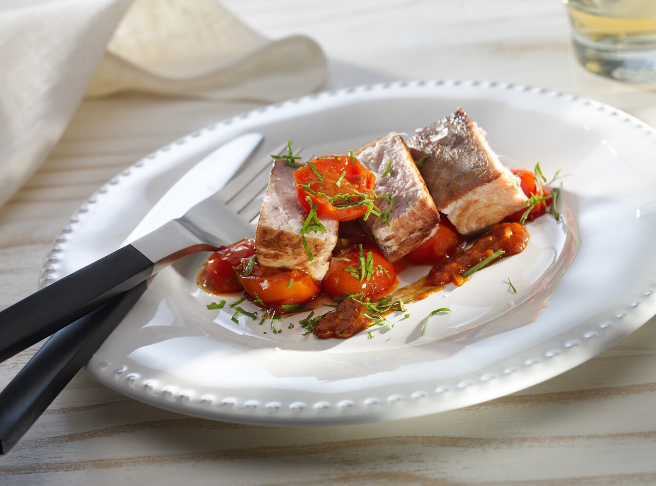 Bonito con sofrito de tomate y jengibre