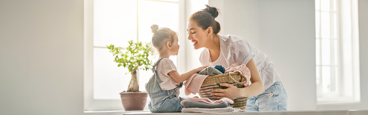mama si fetita care zambesc