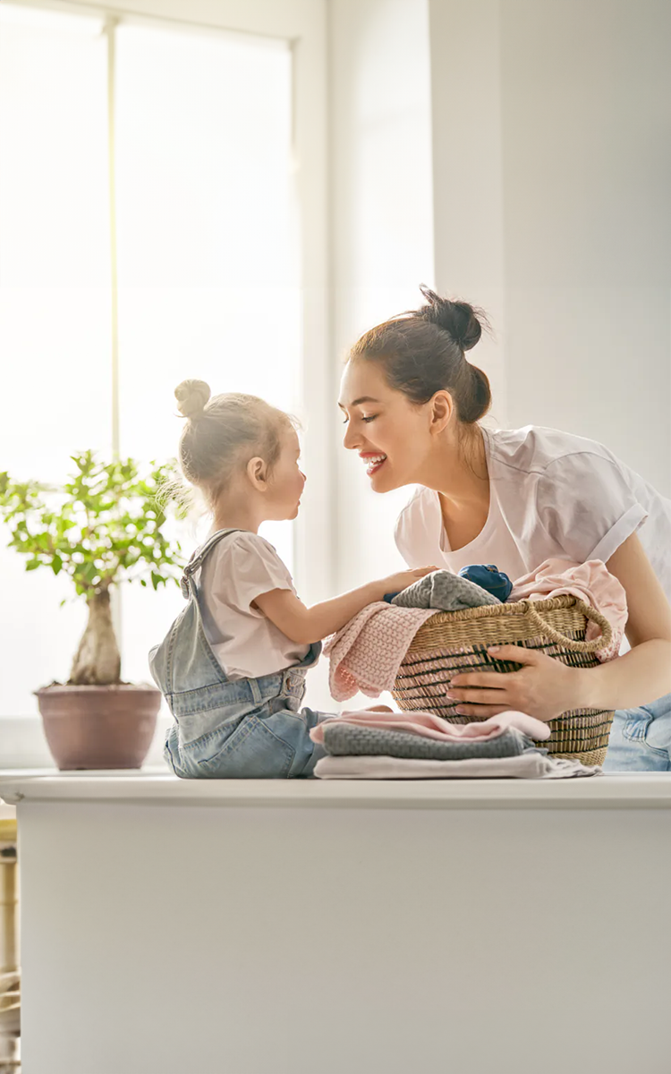 mama si fetita care zambesc