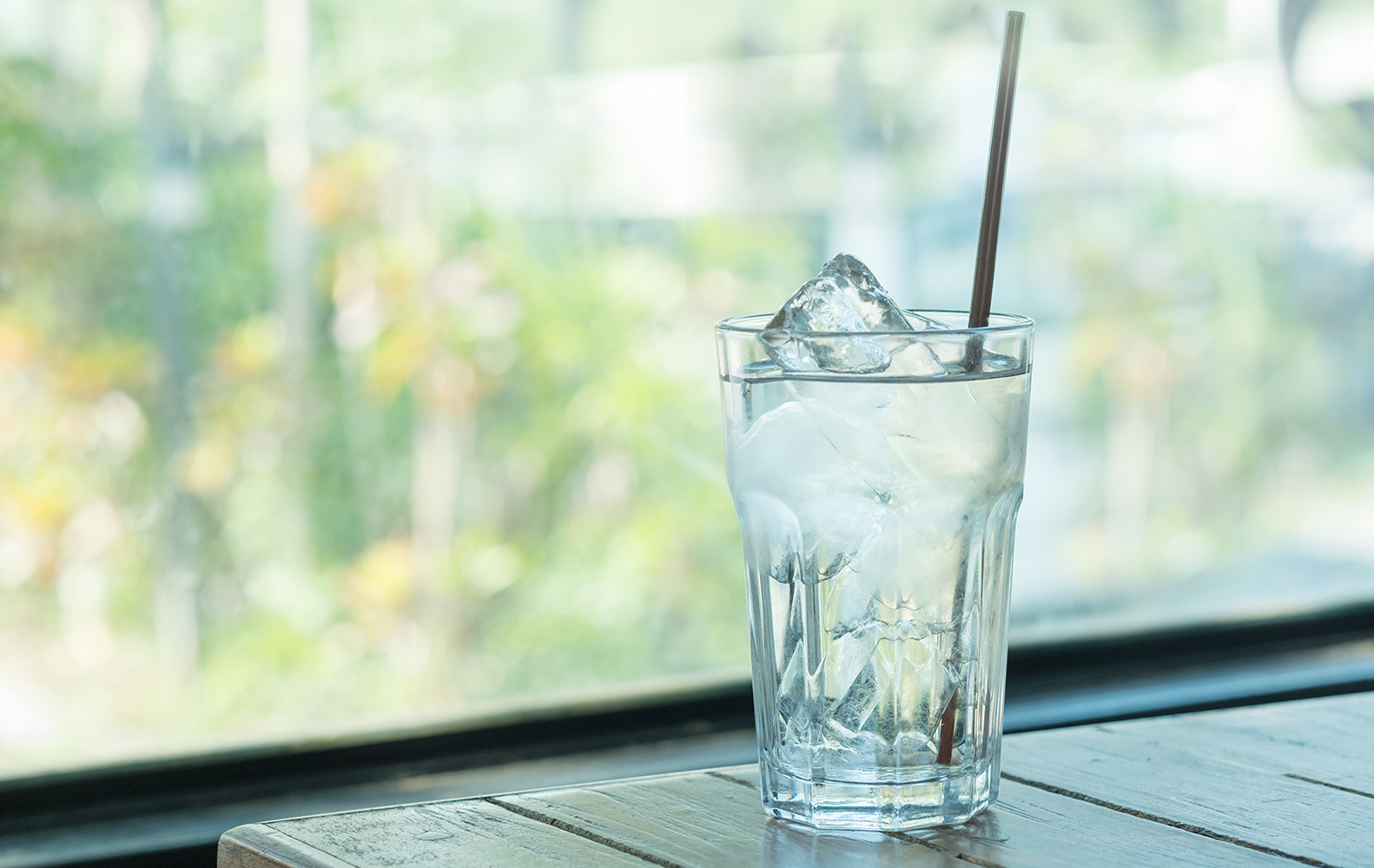 Twist ice maker