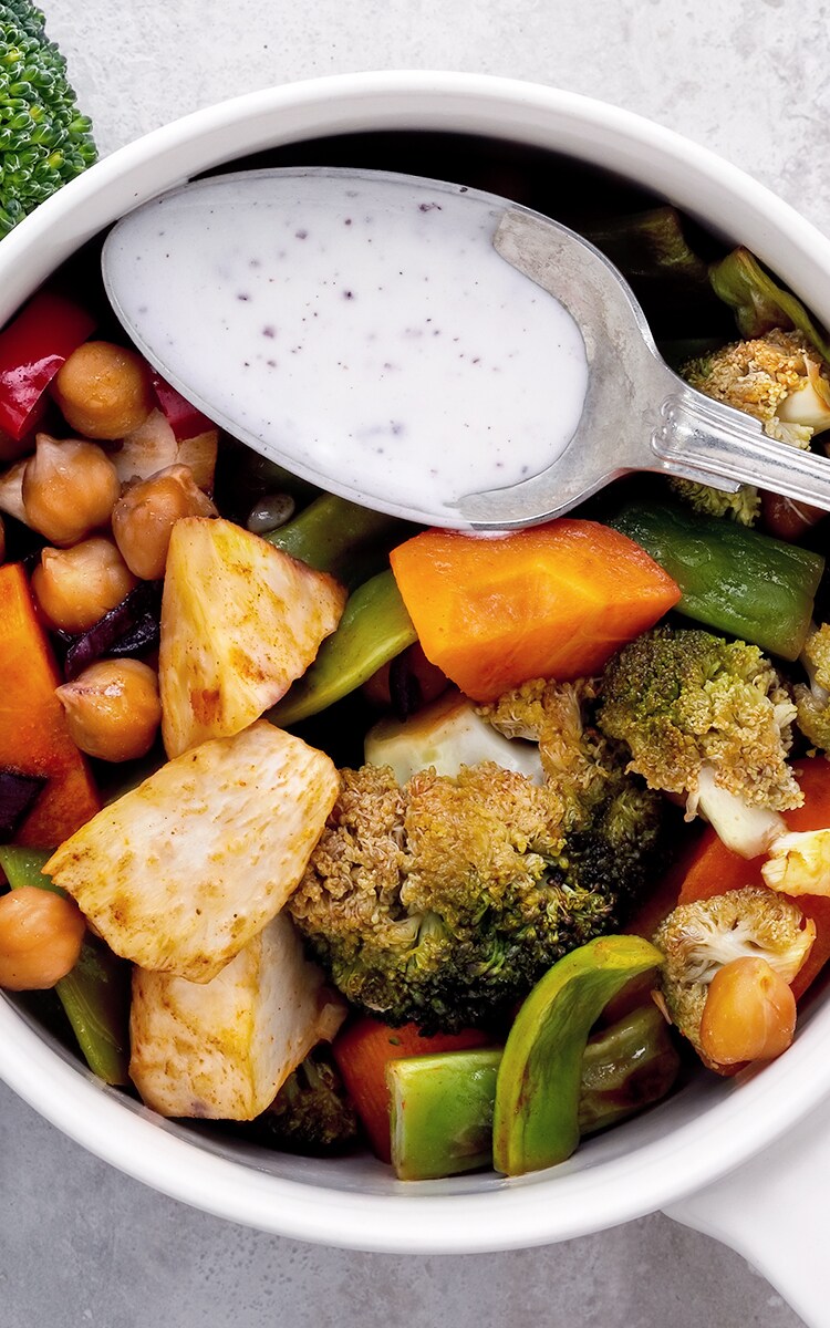 Bowl mit Gemüse und Joghurt