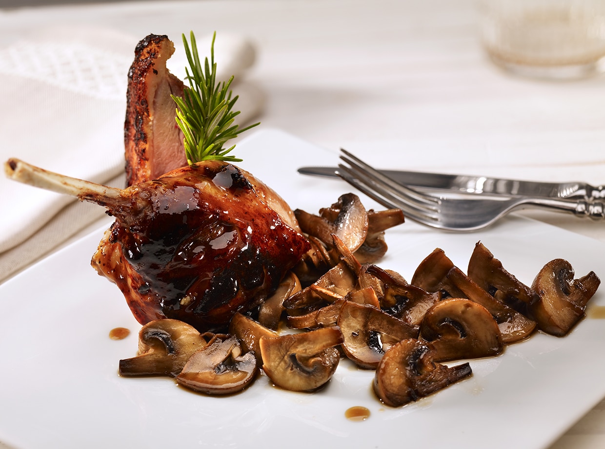 Muslo de pato confitado al horno con hongos