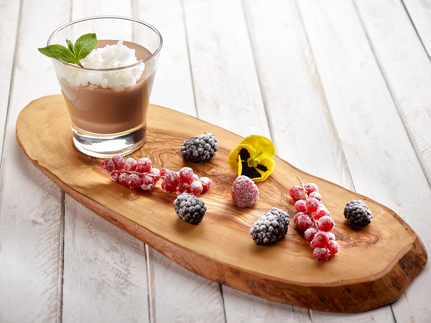 Sopa de chocolate con granizado de pera y fruta escarchada