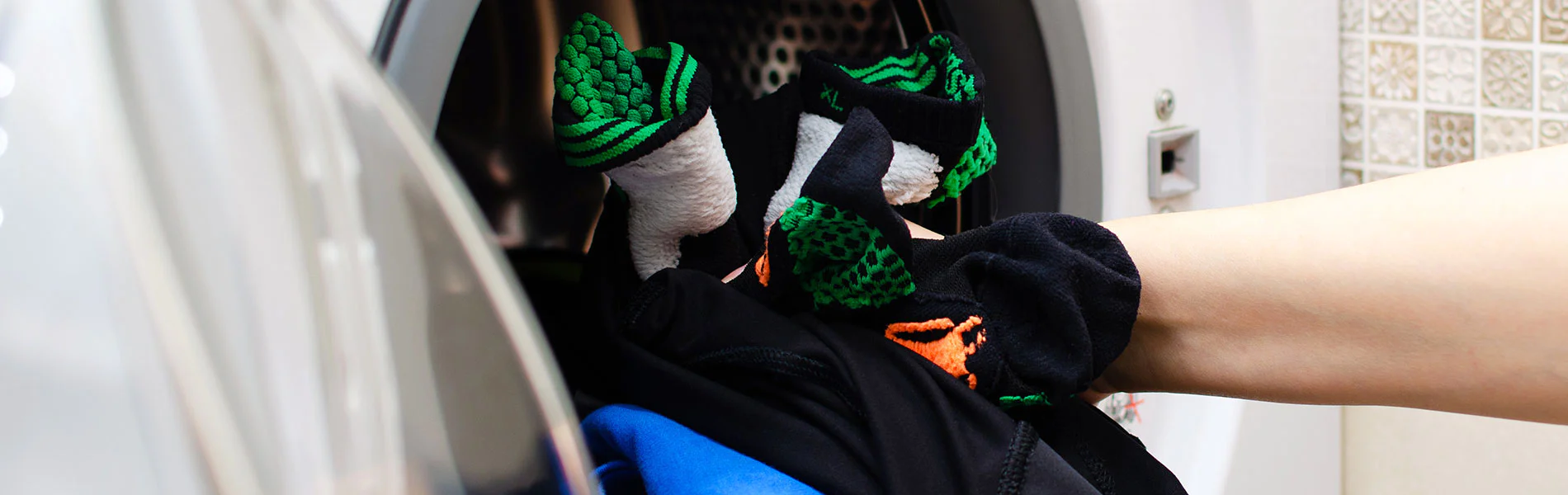 ¿Cómo lavar la ropa oscura para que no se destiña?