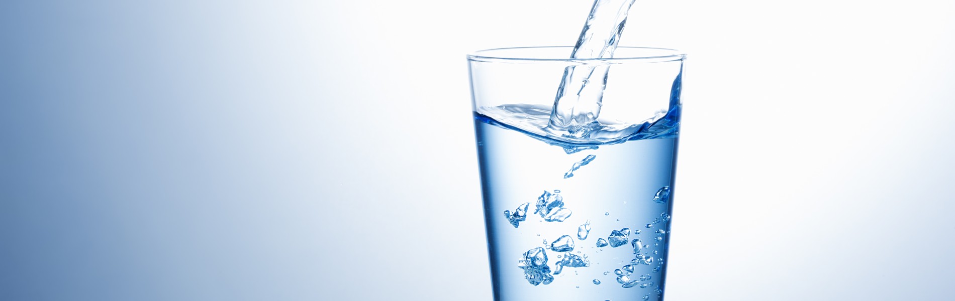Cuánta agua hay que beber al día y otras formas para una hidratación saludable