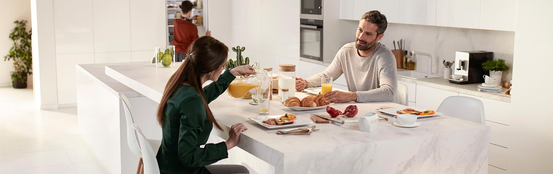 Diseño en cocina moderna: atemporal y tecnología avanzada