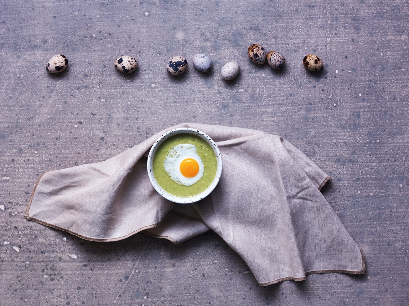 Sopa fría de guisantes, brócoli y calabacín