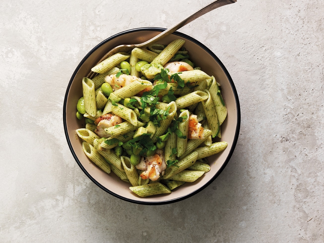 Ensalada de pasta al pesto con edamame y pollo a la parrilla