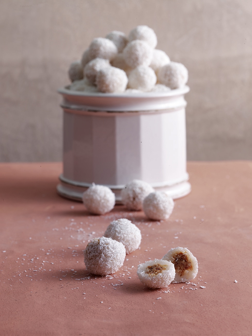 Bolas de arroz con coco, nueces y dátiles