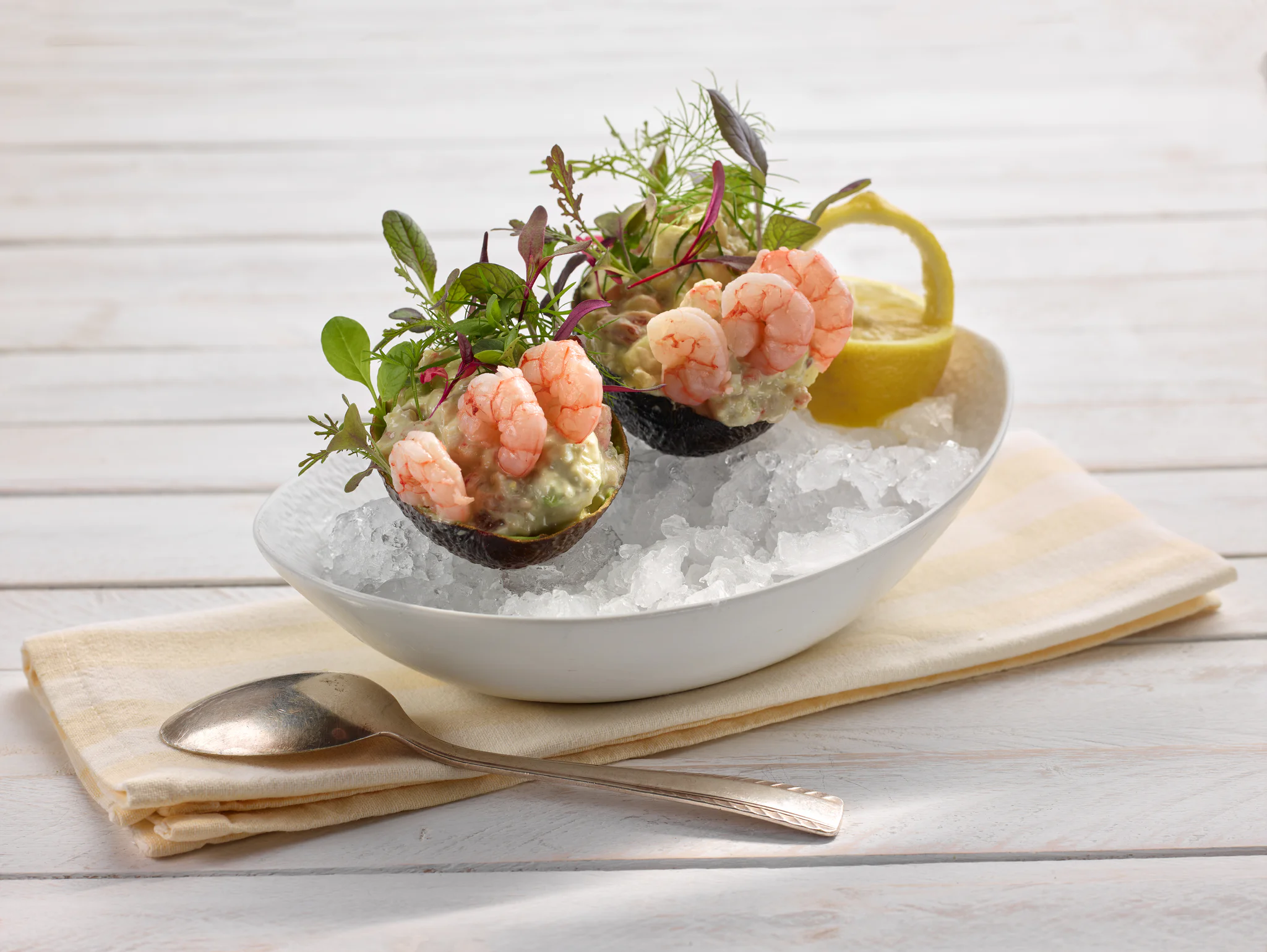 Aguacates rellenos de gambas y curry