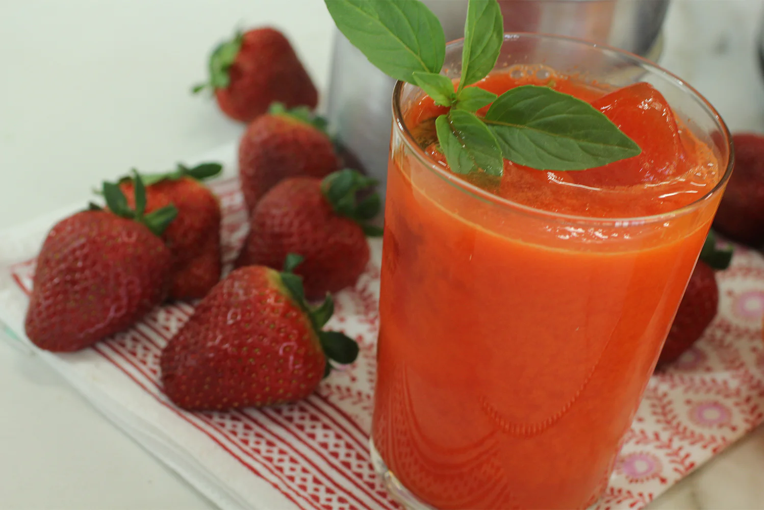 Agua helada de fresas 