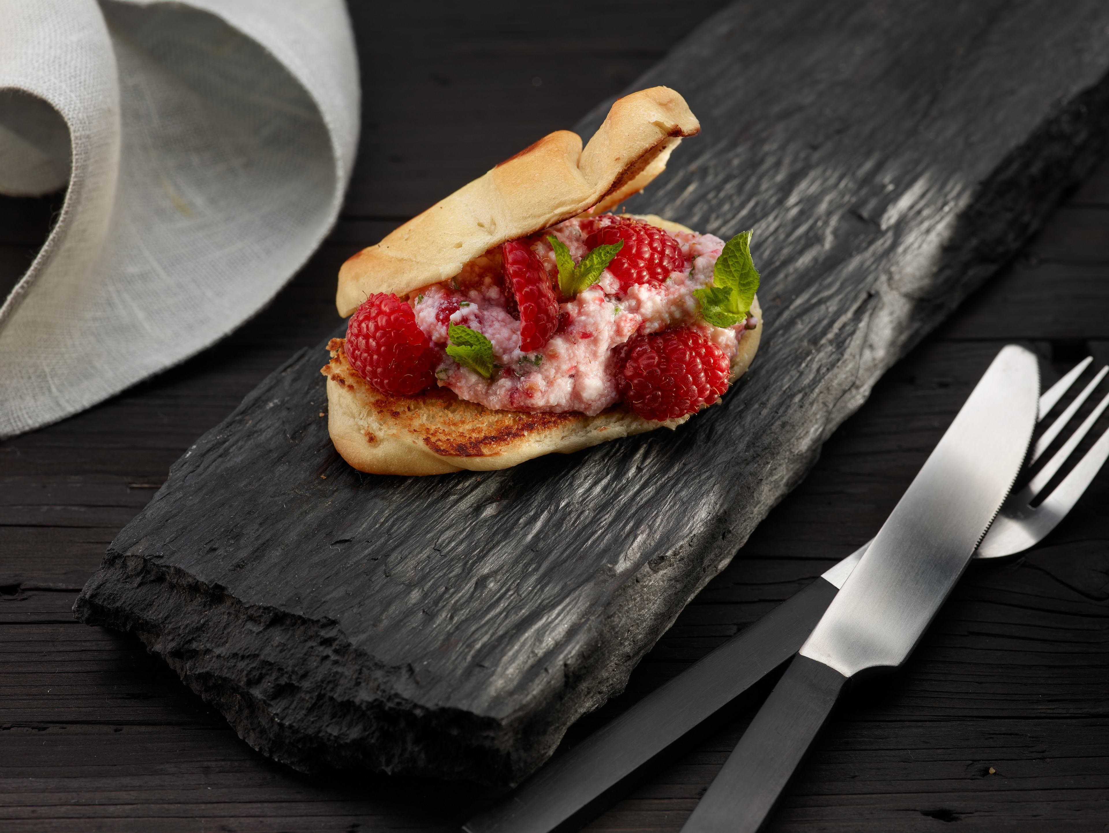 Bollo con requesón y frambuesas