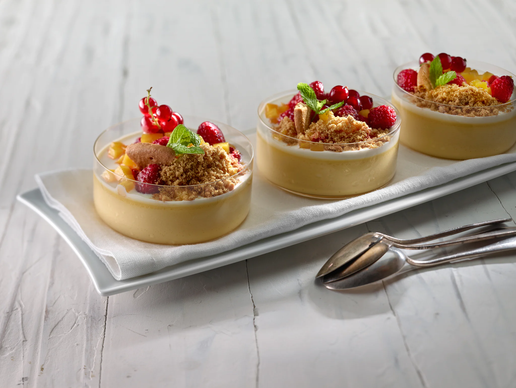 Cremoso de coco con frambuesas y mango