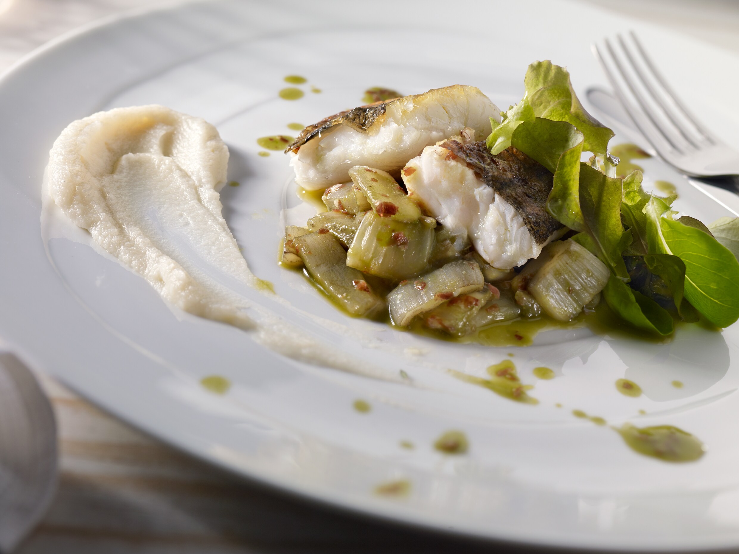 Lubina con guiso de pencas y puré de coliflor