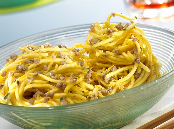 Pasta con carne y cáscara de limón