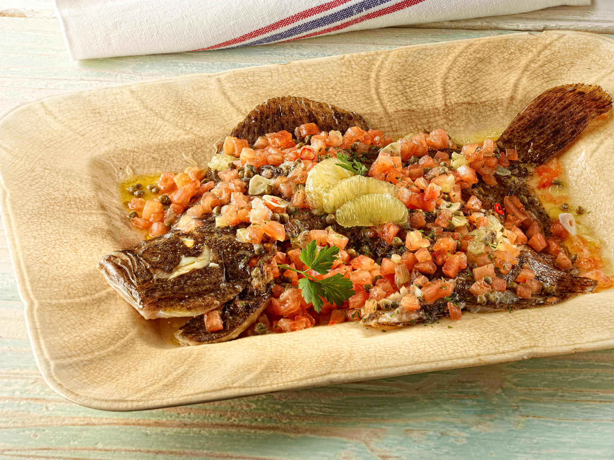 Rodaballo con limón, tomate y alcaparras