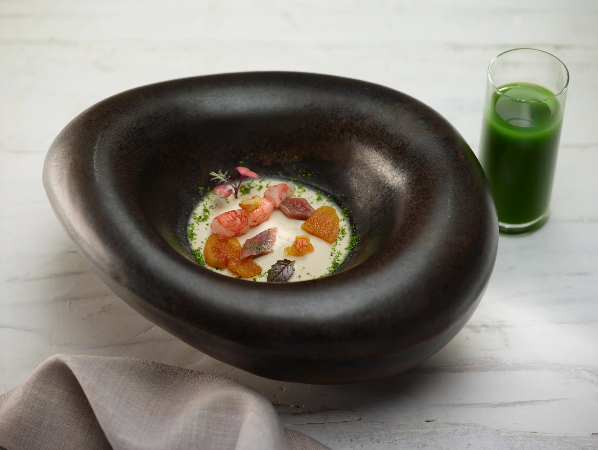 Royal de hinojo y gambas acompañado de un jugo de trigo