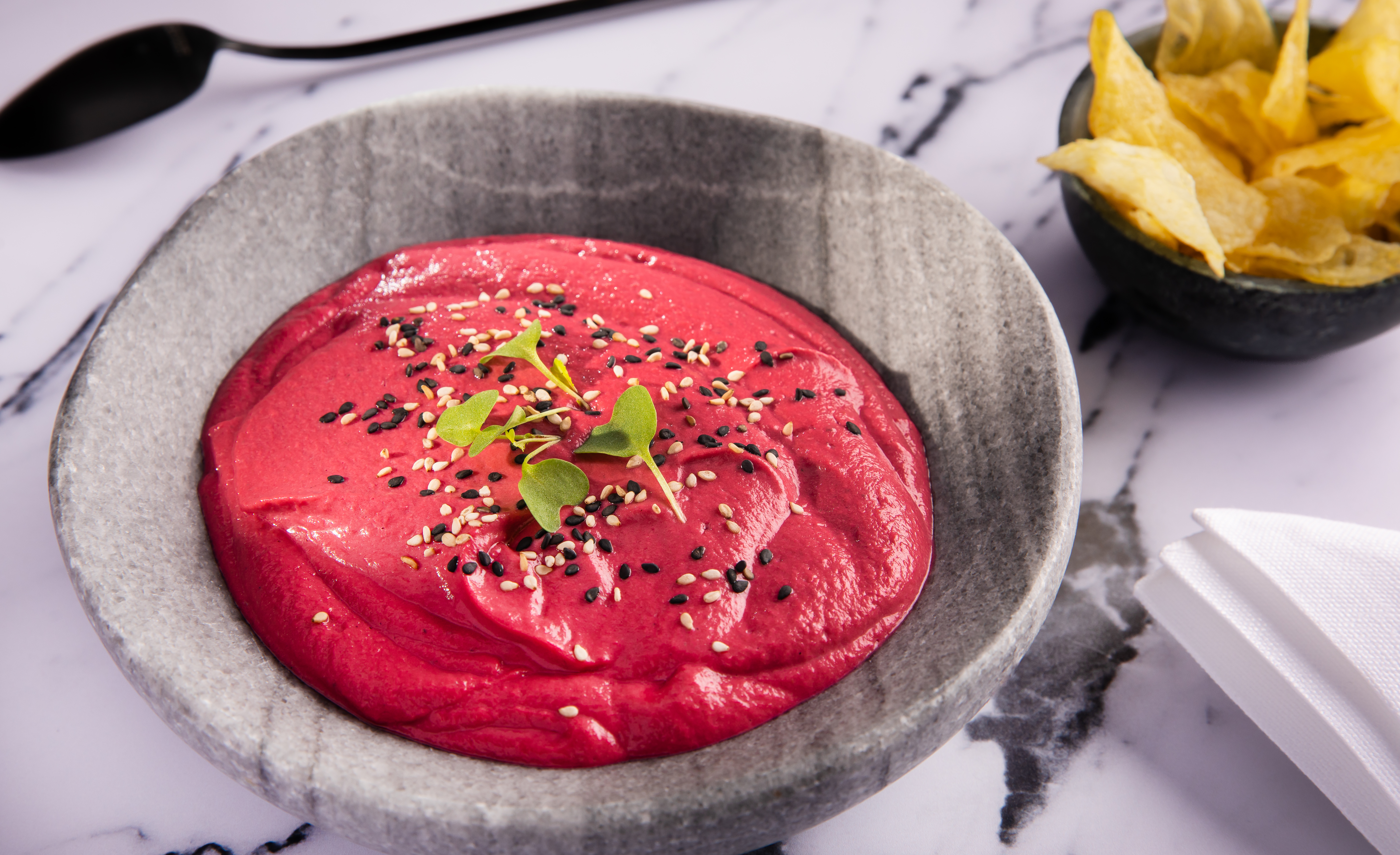 Hummus de remolacha con chips de patatas fritas