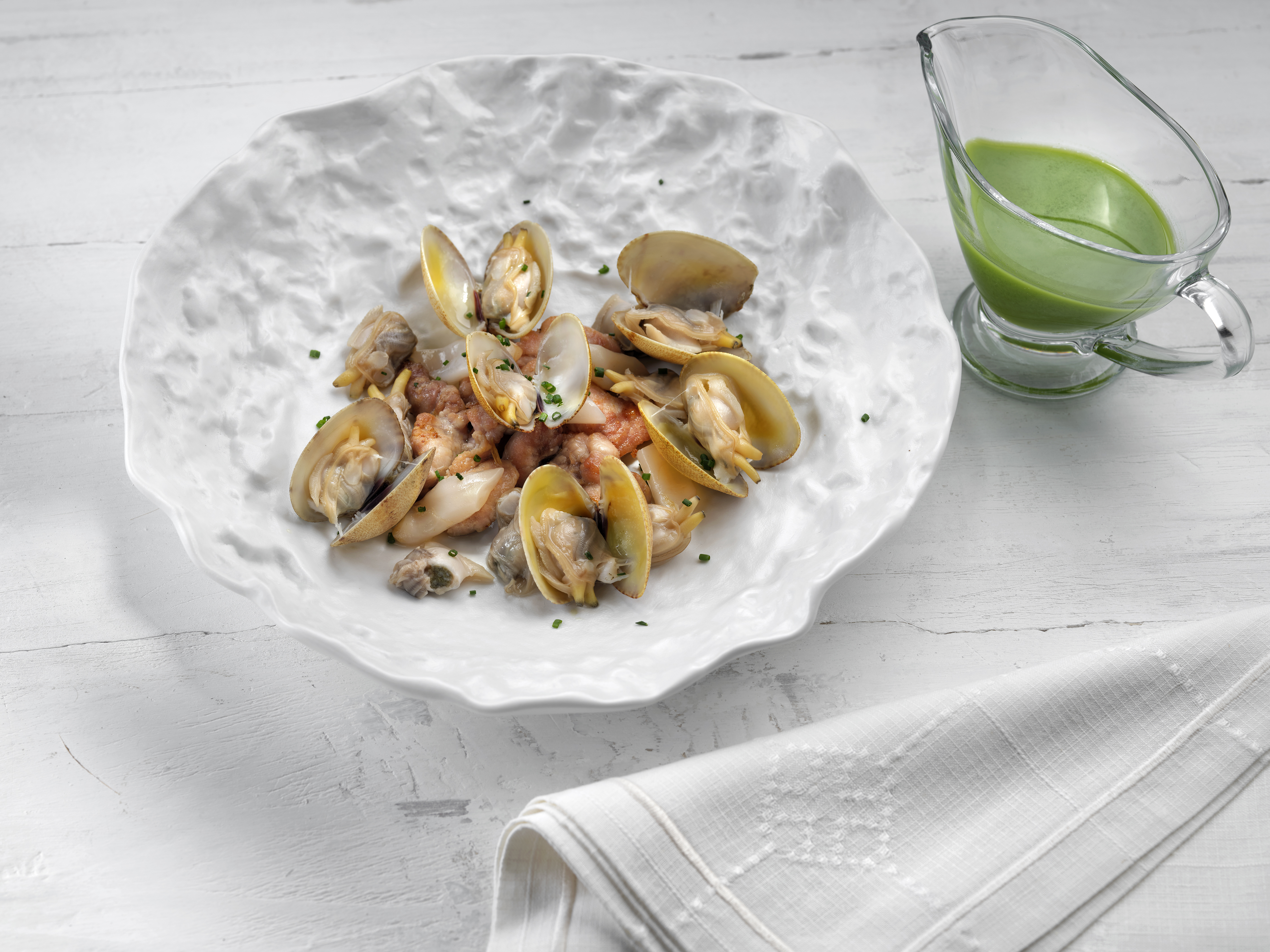 Mollejas de cordero con almejas, navajas y jugo de lechuga