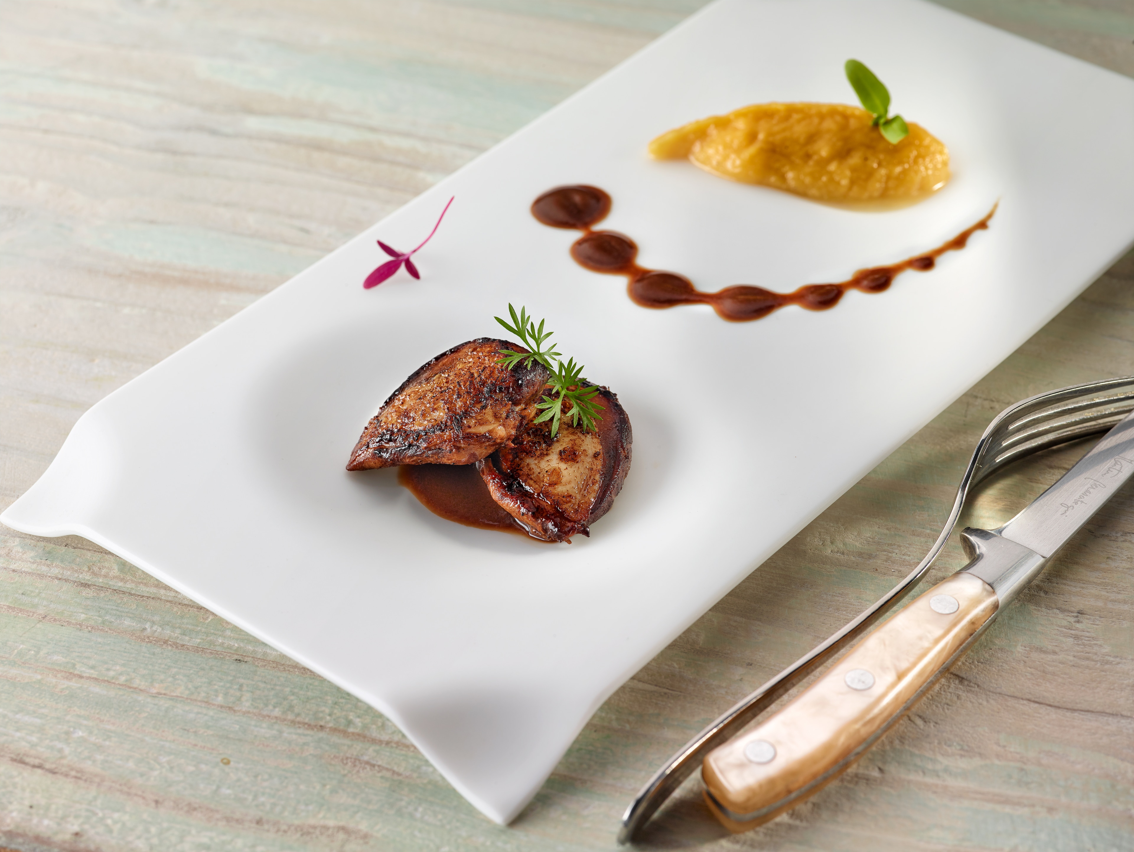 Pechugas de codorniz asadas con calabaza y castañas