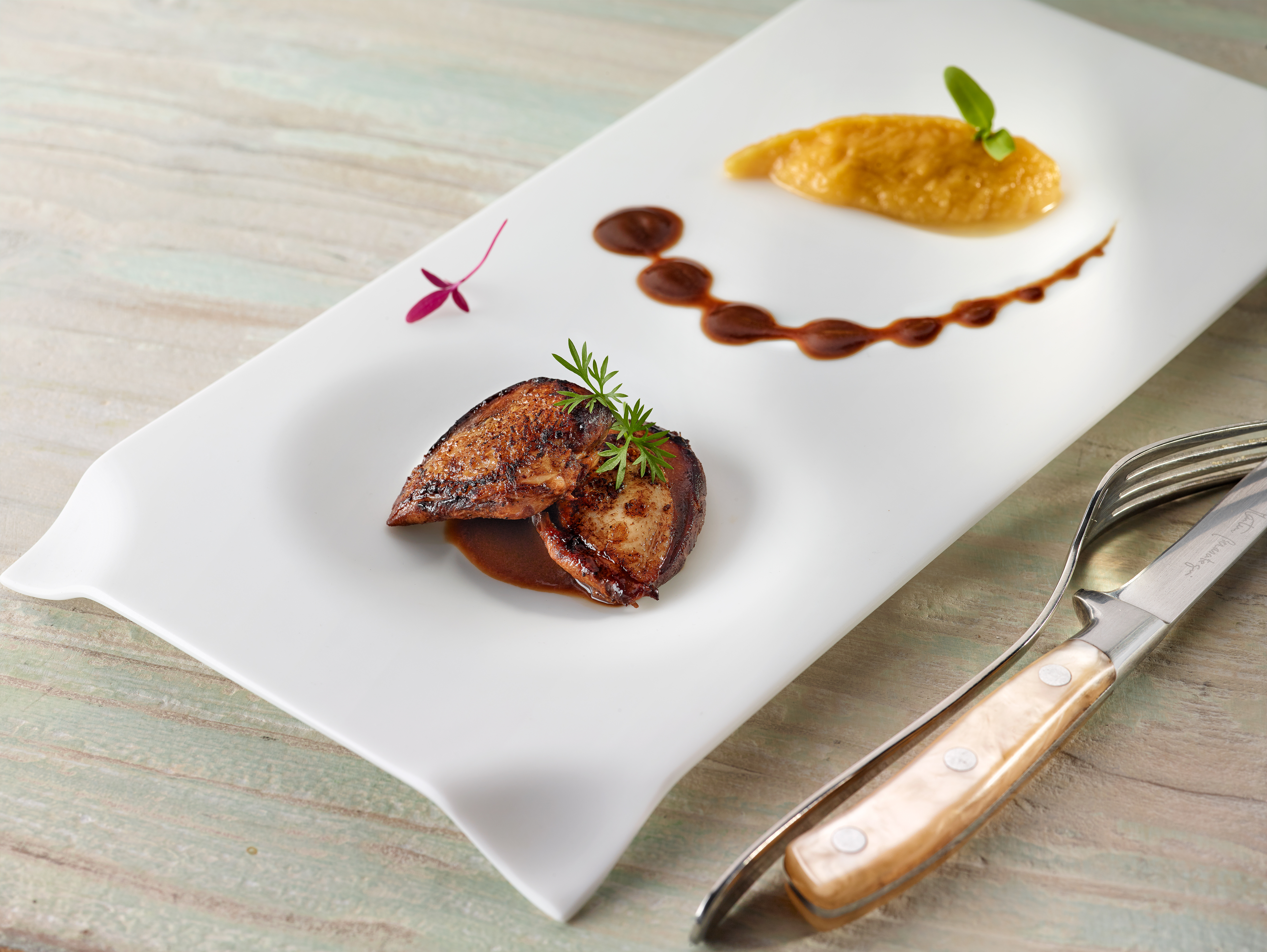 Pechugas de codorniz asadas con calabaza y castañas