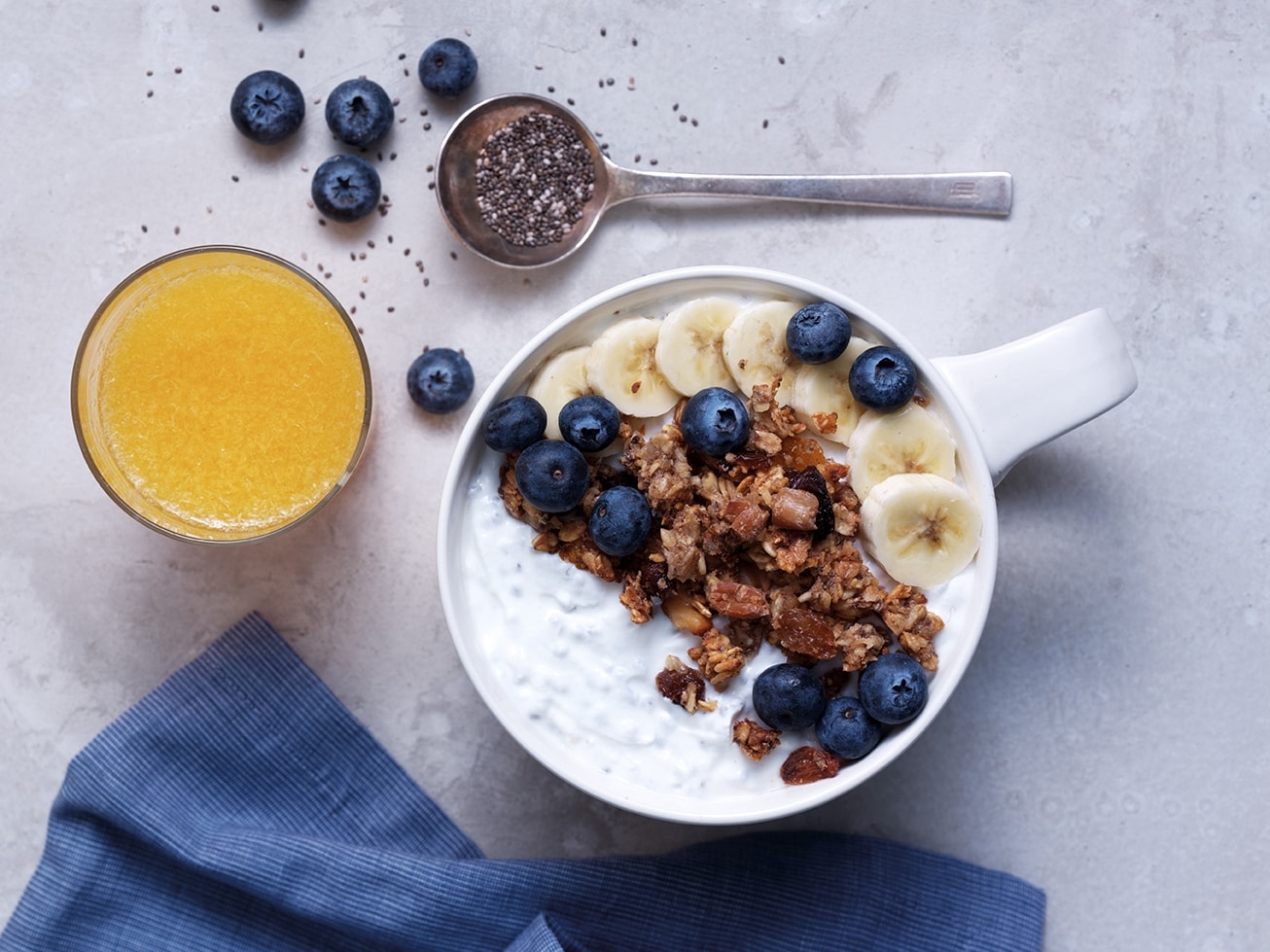 Taça de Iogurte com Frutos do Bosque, Banana e Sementes de Chia