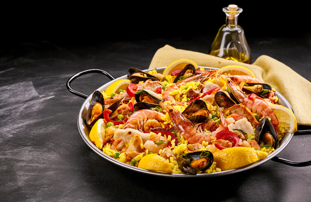 Paella cu fructe de mare