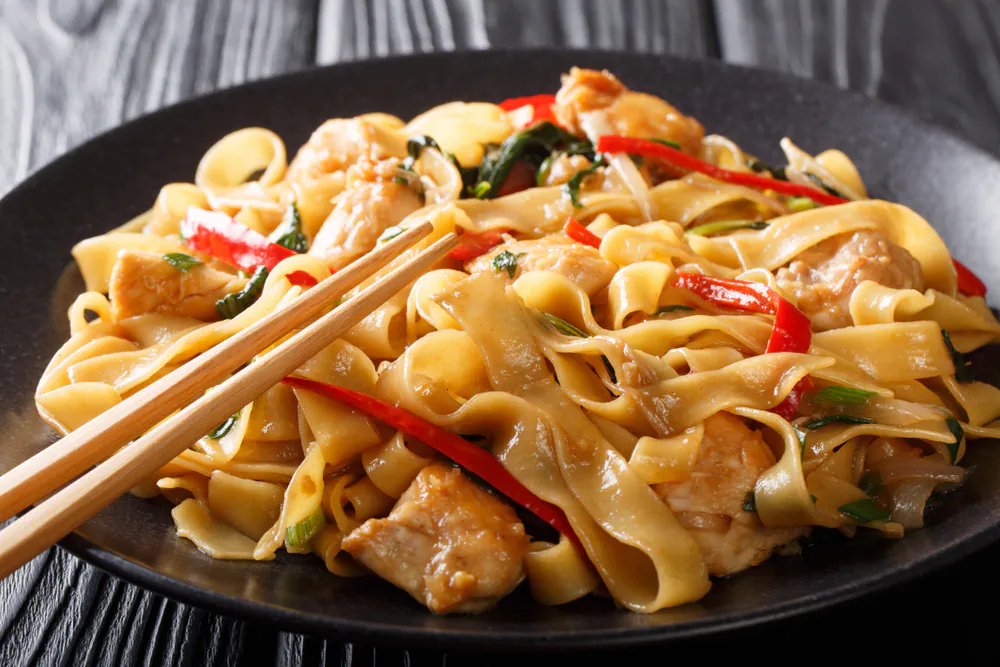 Savoarea Asiei: reteta de noodles cu pui si legume